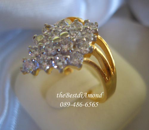 RL016+++แหวนเพชรรูปพวงองุ่น+++ดูเหมือนรูปพวงองุ่น หรือ รูปข้าวหลามตัดก็ได้ค่ะ ใส่แล้วดูModern และแพรวพราวมาก มีสไตน์ดีค่ะ เพชรสวยแถมวางรูปแบบเก๋ไก๋