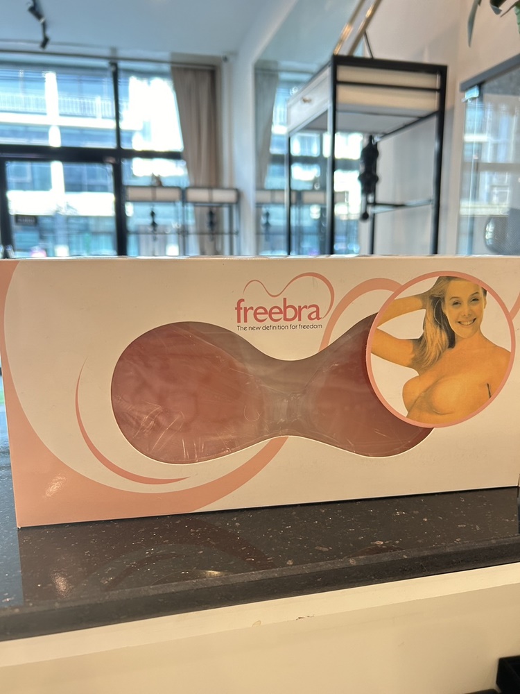 ซิลิโคนบราไร้สาย ติดแน่น ใส่สบาย สีเนื้อ สามารถยึดติดได้ด้วยตัวเอง โดยไม่ต้องใส่ยกทรงทับ (มีกาวชนิดพิเศษในตัว)