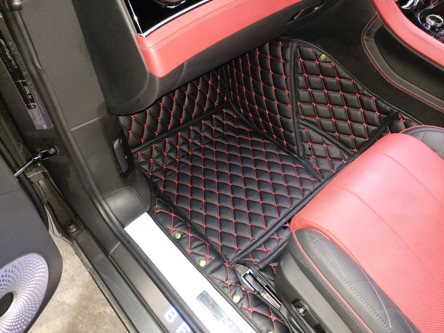 ขายพรมปูพื้นรถยนต์ Bentley Continental GT ปูพรมหกดี สีดำด้ายแดง เต็มคัน