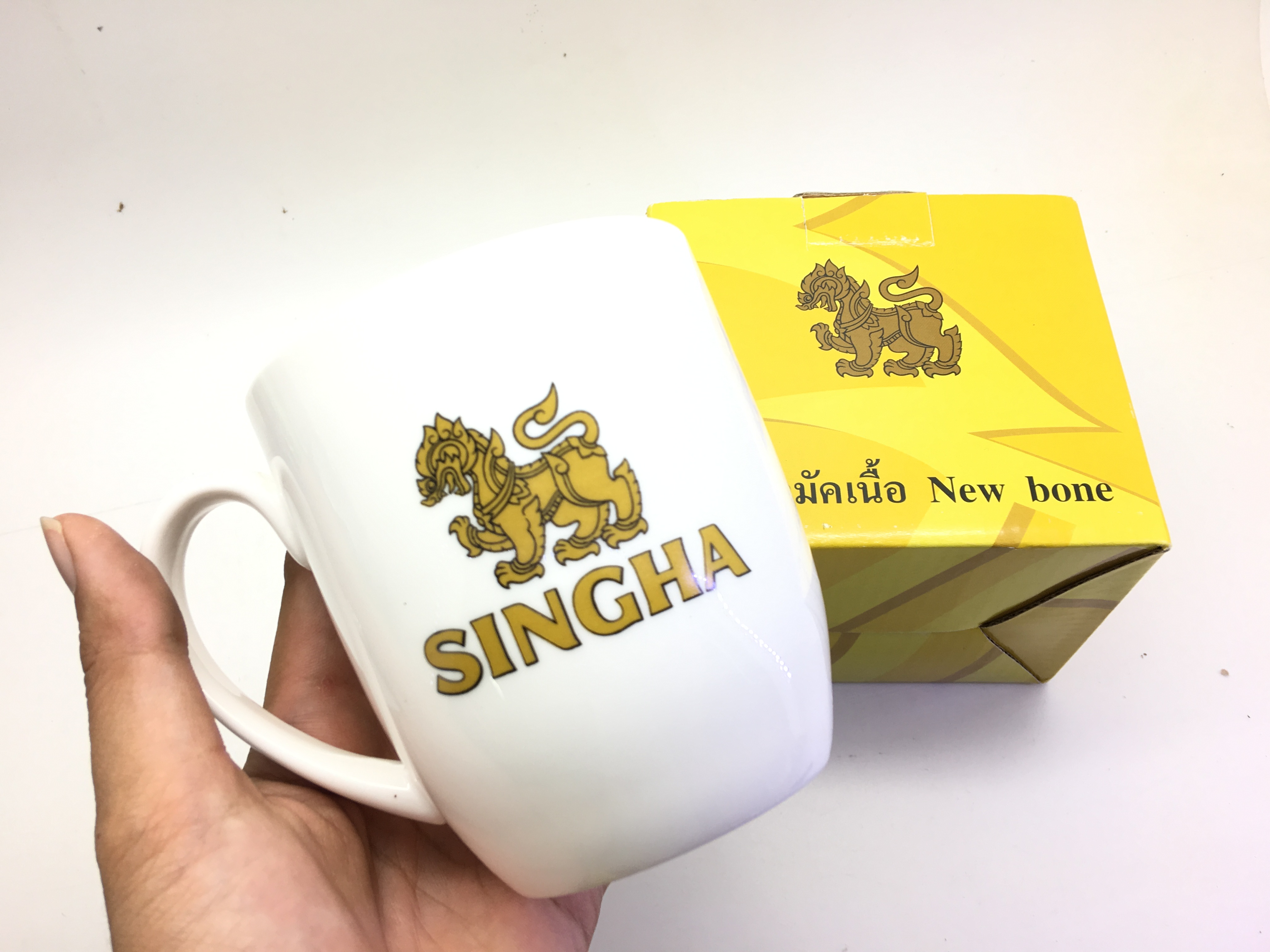 แก้วมัคเนื้อ New Bone ลายสิงห์ สีขาว พร้อมกล่อง ตามรูป