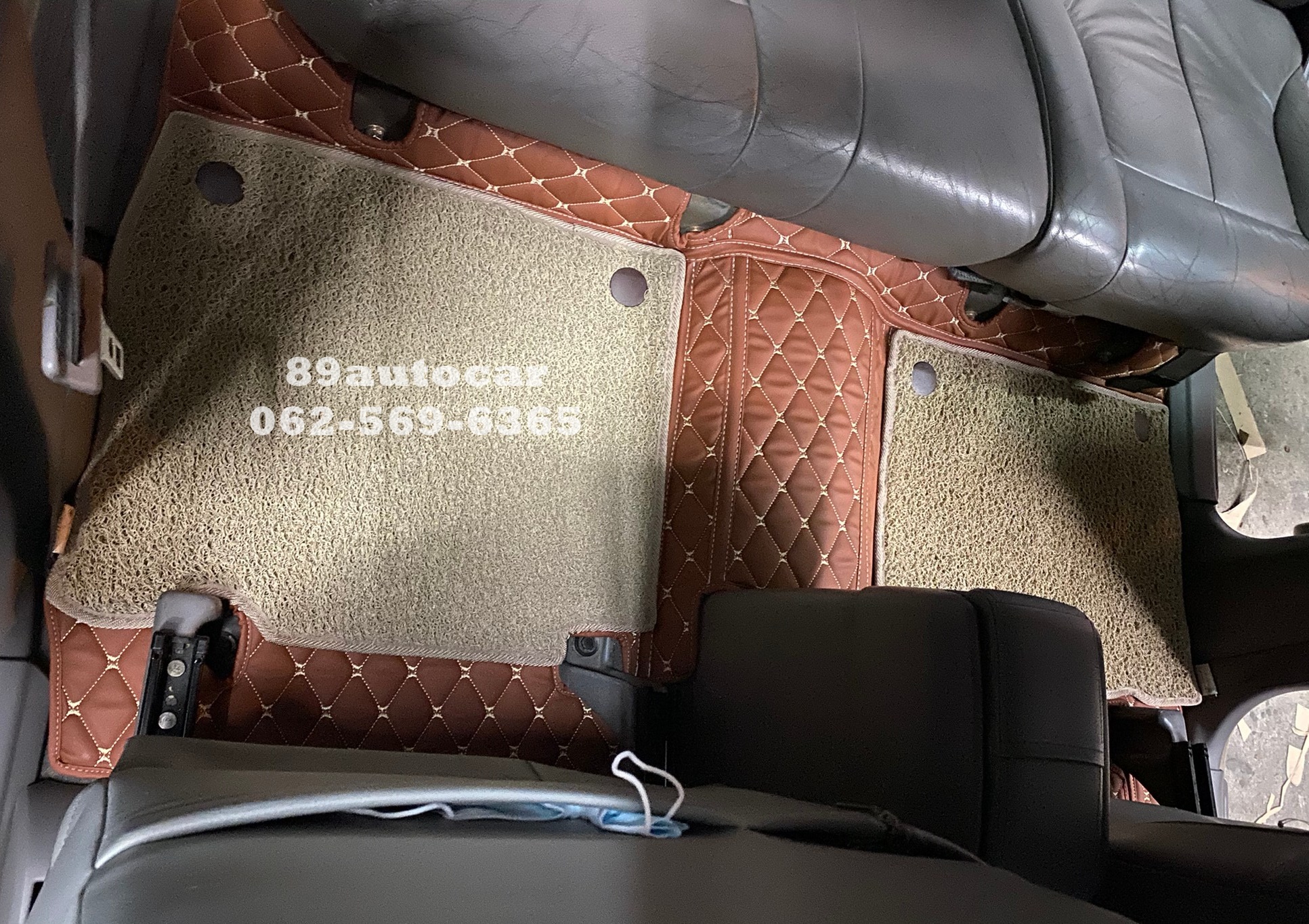 พรมปูพื้นรถยนต์ isuzu grand adventure ปูพรม7D สีน้ำตาลเข้ม เสริมด้วยพรมไวนิลดักฝุ่น สีครีม