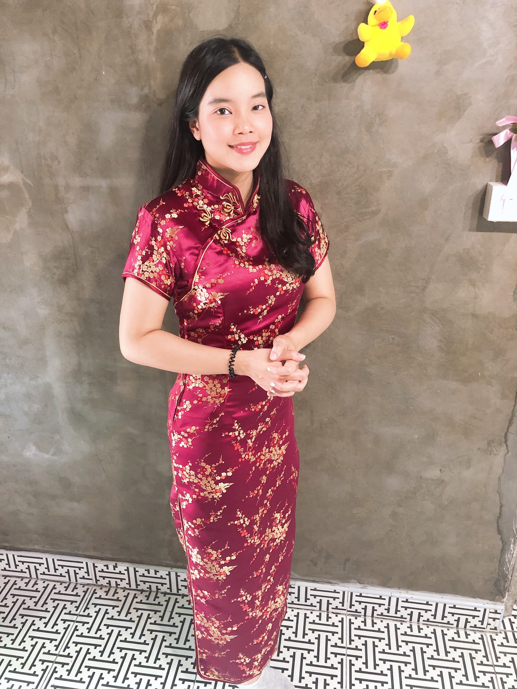 พร้อมส่ง กี่เพ้า สีไวน์แดง ลายดอกบ๊วย Cherry Blossom ผ้าไหมจีน กุ๊นขอบ ตัดเย็บอย่างดี (2XL,3XL,5XL)