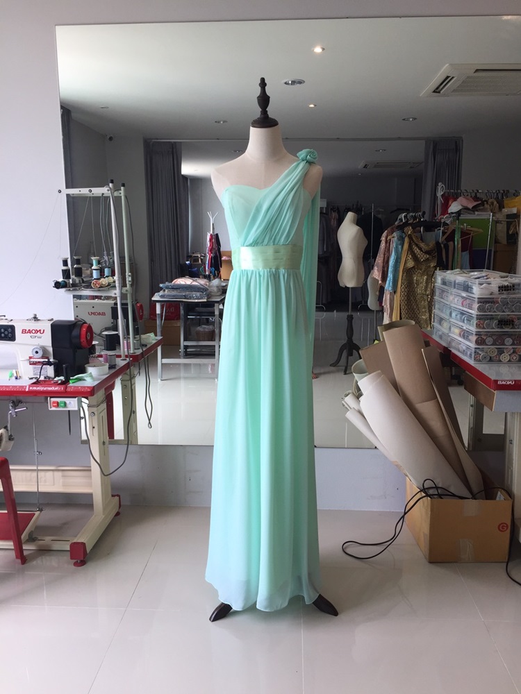 พร้อมเช่า ชุดราตรียาว เกาะอก ไหล่เดียว สีเขียว แอปเปิ้ล (สีเขียวอ่อน) * มี XXXL