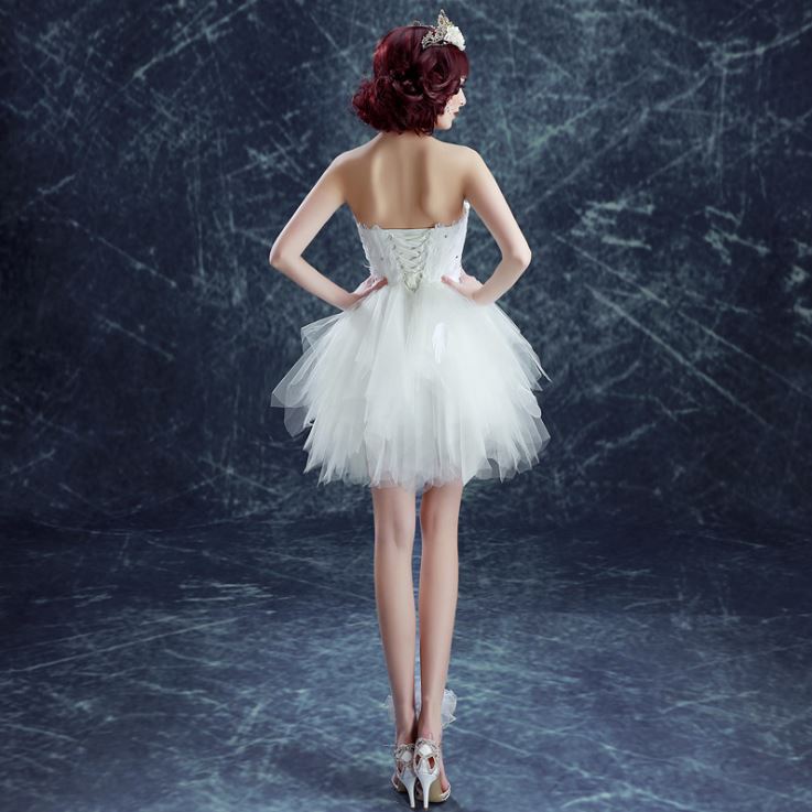พร้อมเช่า ชุดแฟนซี ชุดราตรีสั้น สีขาว เกาะอก ขนนก กระโปรงระบายเป็นชั้น ๆ เชือกผูกหลัง