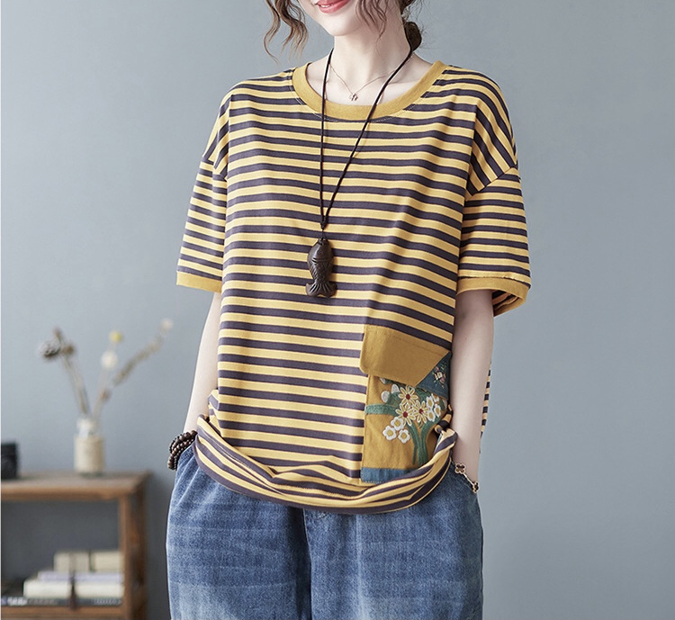 เสื้อยืดลายทางแต่งกระเป๋า