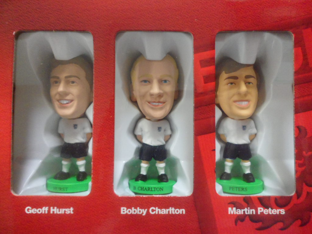 ตุ๊กตาโมเดลนักฟุตบอล ทีมแพ็ค 12x ทีมชาติอังกฤษ โครินเธียน โปรสตาร์ World Cup 1966 Champions Fan Favorites พร้อมลายเซ็น จ.เฮิร์สต์ และ จ.กรีฟส์ ใหม่ / 12x ENGLAND National Football Team Corinthian ProStars Football Figure Team Pack World Cup 1966 Champions