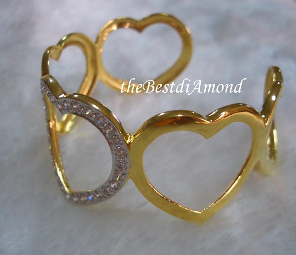 ++BL003=กำไลหัวใจ 5 ห้อง=== ทันสมัย โฉบเฉี่ยว วัยรุ่นมากค่ะ ใส่ได้กับเสื้อผ้าเกือบทุกแบบเลย ตัวเรือนทำเป็นรูปหัวใจ 5 อัน โดยตรงกลางฝังเพชรดูโดดเด่น