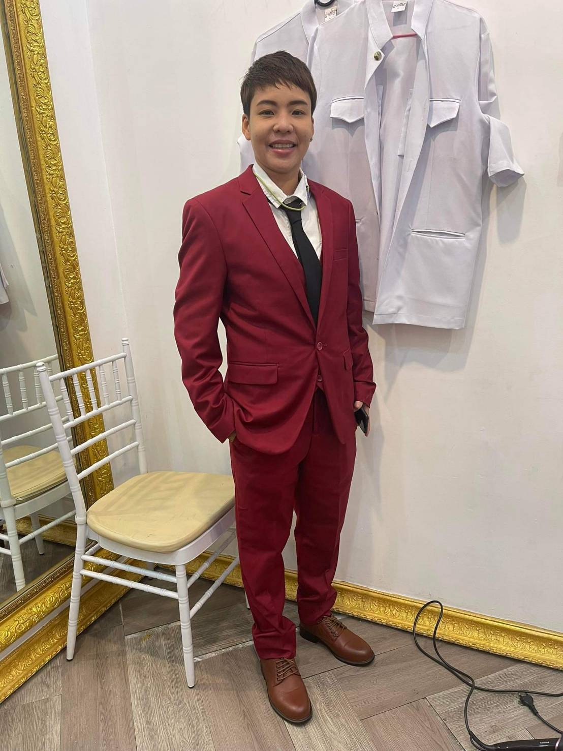 พร้อมเช่า ชุดสูทชาย สีไวน์แดง เข้ารูป พร้อมเสื้อกั๊ก