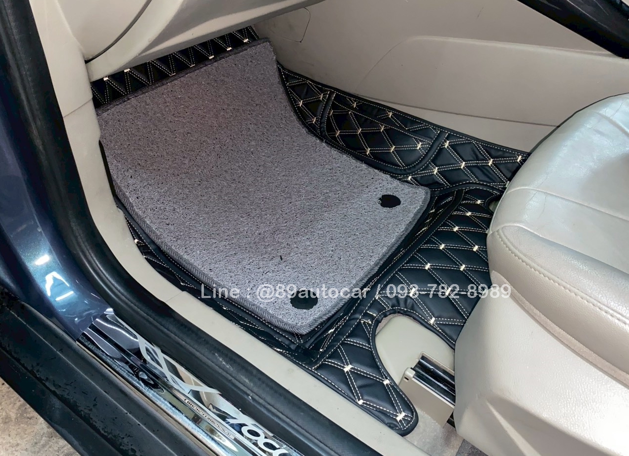 พรมปูพื้นรถยนต์ Ford Focus 2012 ปูพรมVVIP ด้ายคู่ สีดำด้ายทอง เสริมพรมดักฝุ่น สีเทา เข้ารูป