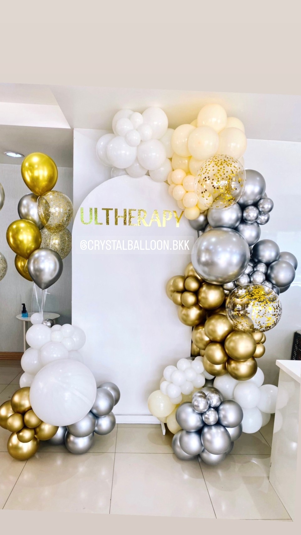 Organic Backdrop ฉาก U คว่ำ Theme ทอง-เงิน พร้อม ช่อลูกโป่ง ช่อ 7 ลูก 1 ช่อ พร้อมตกแต่ง สามารถเปลี่ยนสีลูกโป่ง/เปลี่ยนข้อความได้