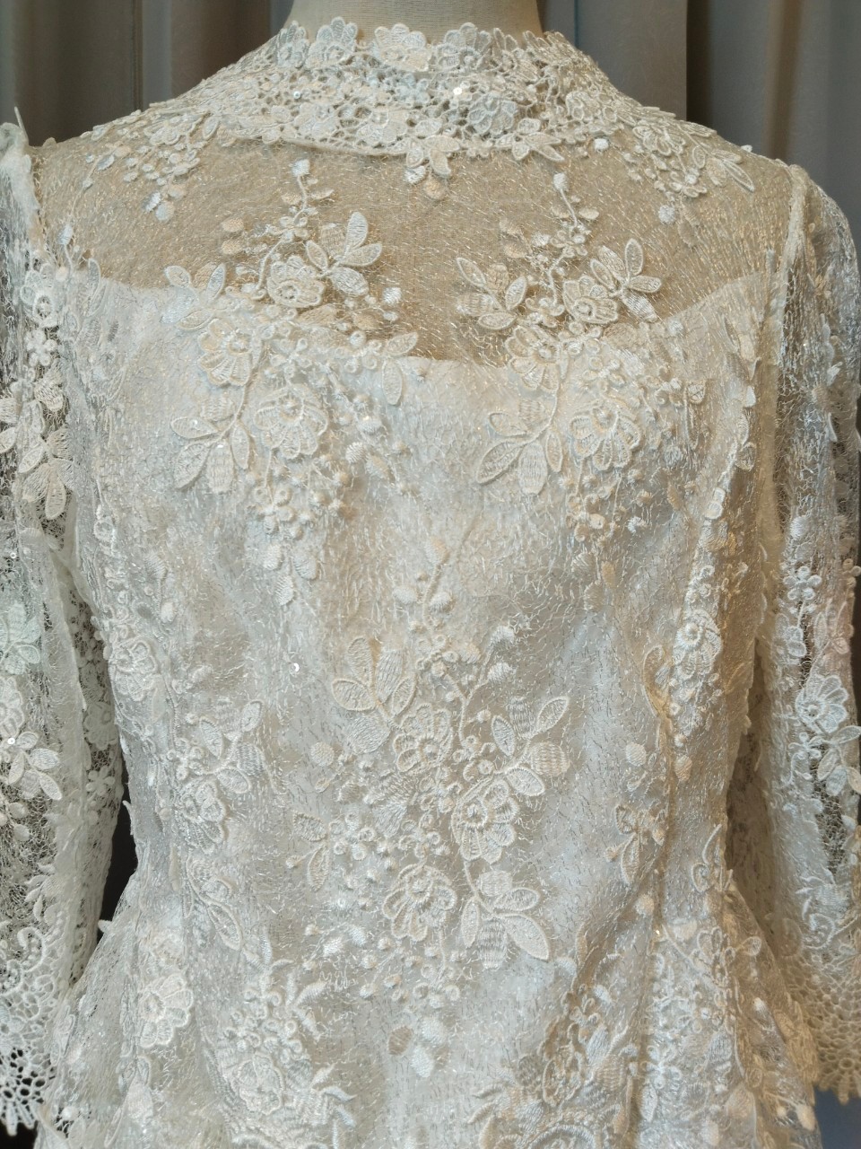 พร้อมเช่า เสื้อ ชุดเช่า ชุดไทยคุณแม่ ผ้าไหมกาฬสินทร์ เสื้อลูกไม้สีขาว คอปีน ผ้าซิ่น แยกชิ้น เรียบหรู **สามารถเลือกเปลี่ยนกระโปรงแบบที่ต้องการได้**