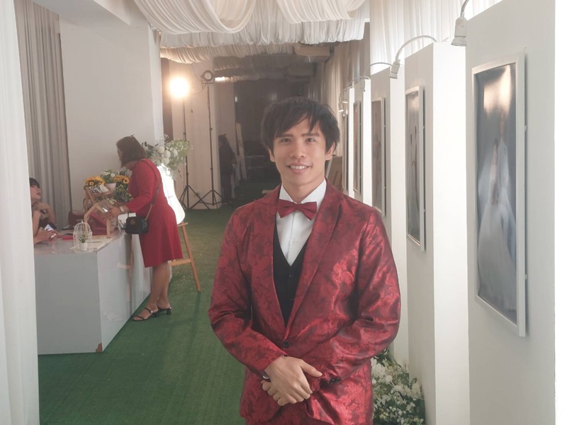 พร้อมเช่า ชุดสูทชาย สีแดง พิมพ์ลาย เนื้อผ้าแพรแบบหรูมาก