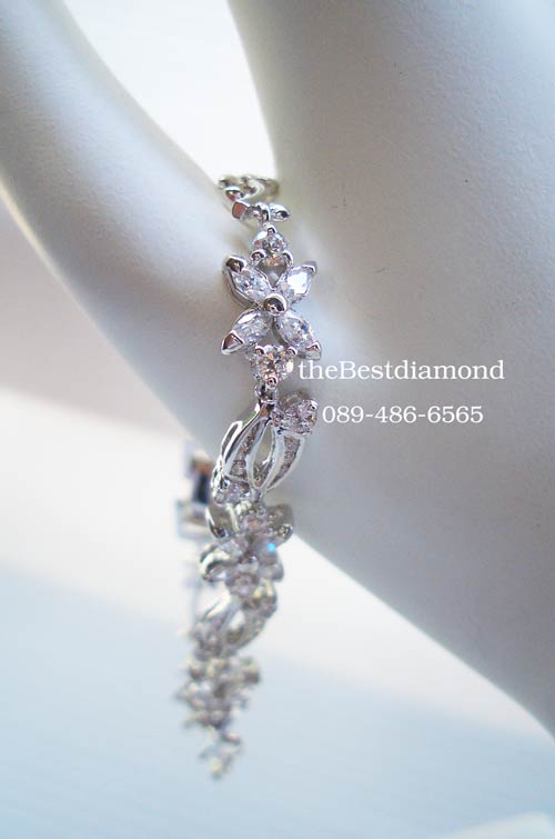 BC015RD===สร้อยข้อมือเพชร 3 flowers=== ดีไซน์น่ารักๆ เป็นรูปดอกไม้ 3 ดอก ที่ออกแบบได้ลงตัว งานเหมือนจริงสุดๆ ไม่เวอร์มาก หรูหราพอสมควร เพชรสวยมากค่ะ