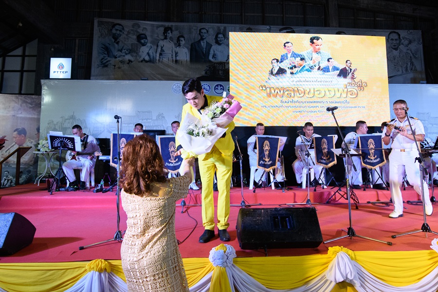 พร้อมเช่า ชุดสูทชาย สีเหลือง Bright Yellow 3-piece Suit พร้อมเสื้อกั๊ก