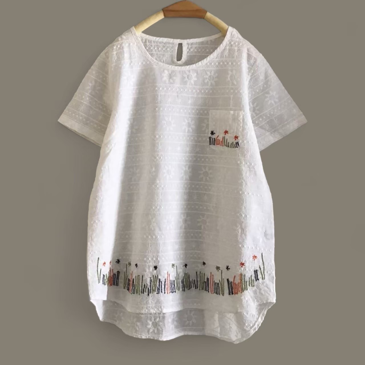 เสื้อผ้าลูกไม้ลายปักแต่งกระเป๋า
