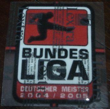 อาร์มสัญลักษณ์ฟุตบอล การแข่งขันฟุตบอลบุนเดสลีกา - BUNDESLIGA CHAMPIONS 'DEUTSCHER MEISTER' 2004/05 PLAYER SIZE ใหม่ / BUNDESLIGA National Football League PLAYER SIZE Football Patch/Badge - BUNDESLIGA CHAMPIONS 'DEUTSCHER MEISTER' 2004/