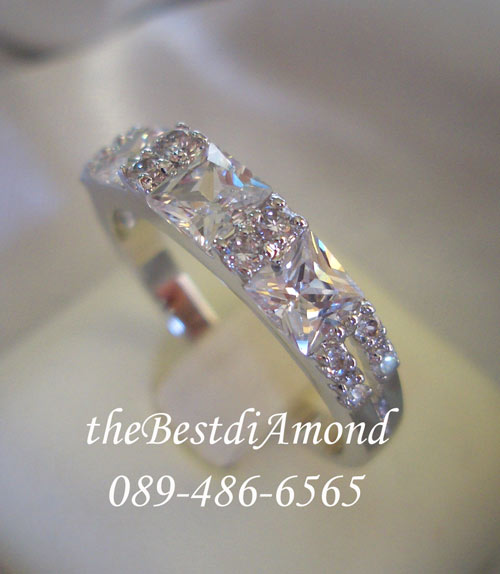 RL008RD-M+++แหวนสี่เหลี่ยม3เม็ด+++เพชรสี่เหลี่ยมแบบPrincess Cut เล่นไฟสวยมากๆๆๆๆ แบบสวยหรู แพรวพราว ใช้เพชรเม็ดกลมเป็นตัวคั่น ดูดีมากๆๆ