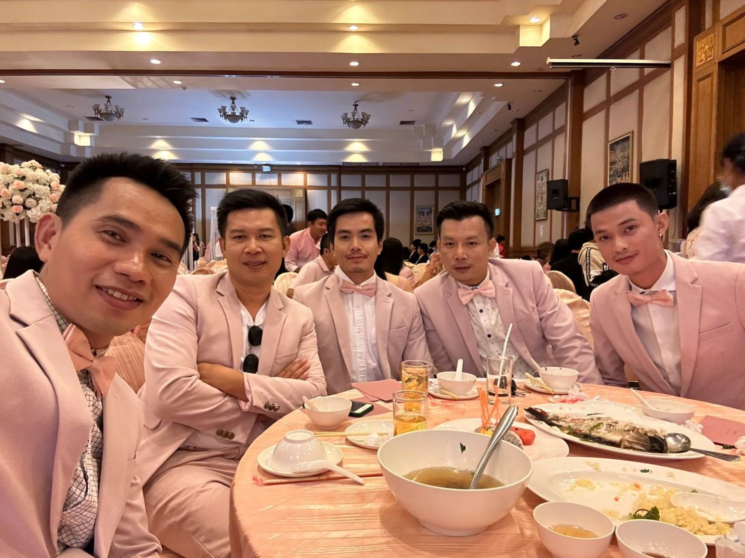 พร้อมเช่า ชุดสูทชาย สีชมพูพาสเทล Pastel Pink ทรงเข้ารูป สไตล์เกาหลี (ไม่มีเสื้อกั๊ก)