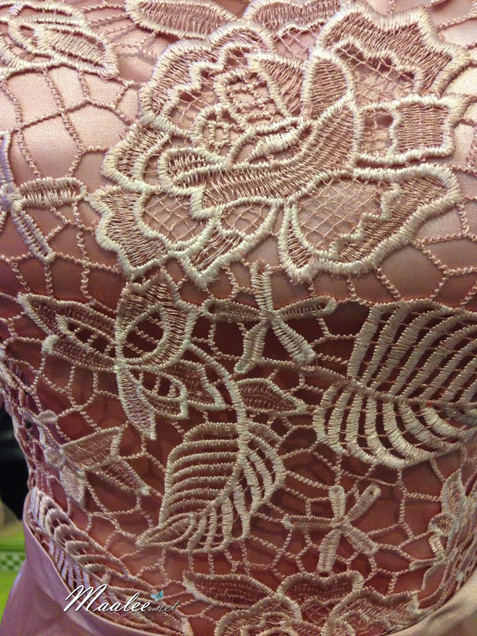 พร้อมเช่า ชุดราตรียาว แบบปาดไหล่ สีชมพูNude ผ้าซาติน แต่งลูกไม้ (เชือกผูกหลัง)