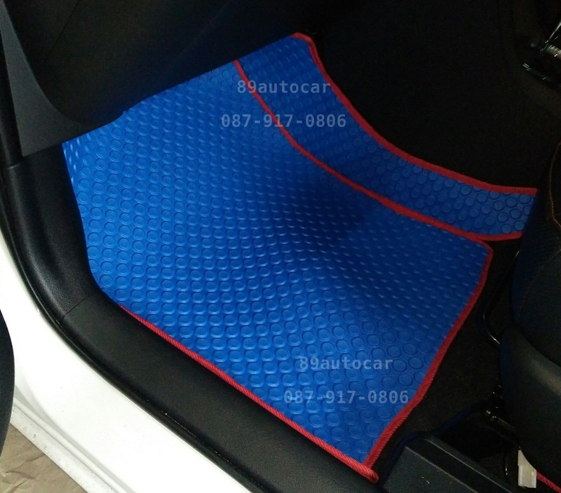 ผ้ายางปูพื้นรถยนต์ Toyota Sienta กระดุมสีฟ้าขอบแดง