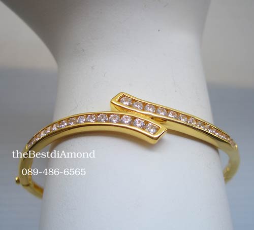 สินค้าหมด BB035+++กำไลแถวแบบเกย+++กำไลน่ารักๆๆๆ เป็นแถวมาเกยกัน เรียบ แต่ดูดี ใส่ติดข้อมือได้เลย หรูหราพอสมควร มีดีไซน์ งานเรียบร้อย เพชรสวยมากๆ