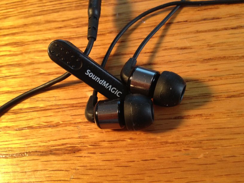 ขาย หูฟัง Soundmagic PL11 หูฟังพลังเบส 2 รางวัลการันตี Trustreview และ นิตยสารStuff 5ดาวเต็ม บอดี้เหล็กไหล โดดเด่นทั้งเบส และ รูปร่างสะดุดตา ในราคาสามัญชน