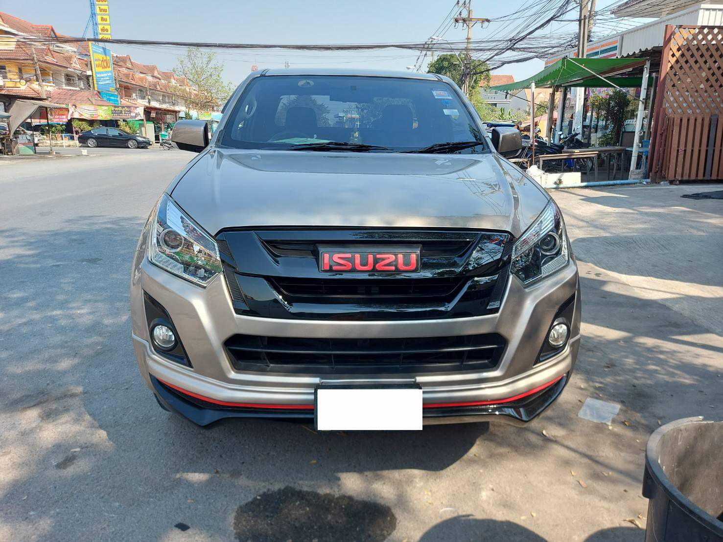 พรมปูพื้นรถยนต์ Isuzu D-Max Cab 2017 ปูพรมเจ็ดดี สีดำด้ายทอง ลายเคฟล่า + ไวนิลสีเทา