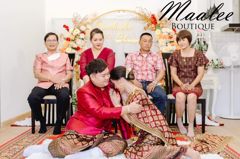 พร้อมเช่า ชุดแต่งงานไทยประยุกต์ สีแดง