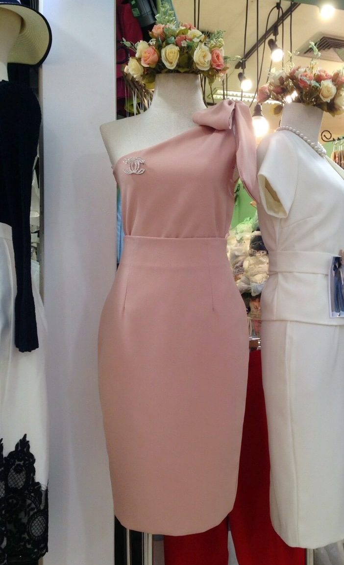 พร้อมส่ง เสื้อออกงาน แบบเรียบหรู สีดำ ผูกโบว์ไหล่ได้หลายแบบ (ไม่รวมกางเกง)