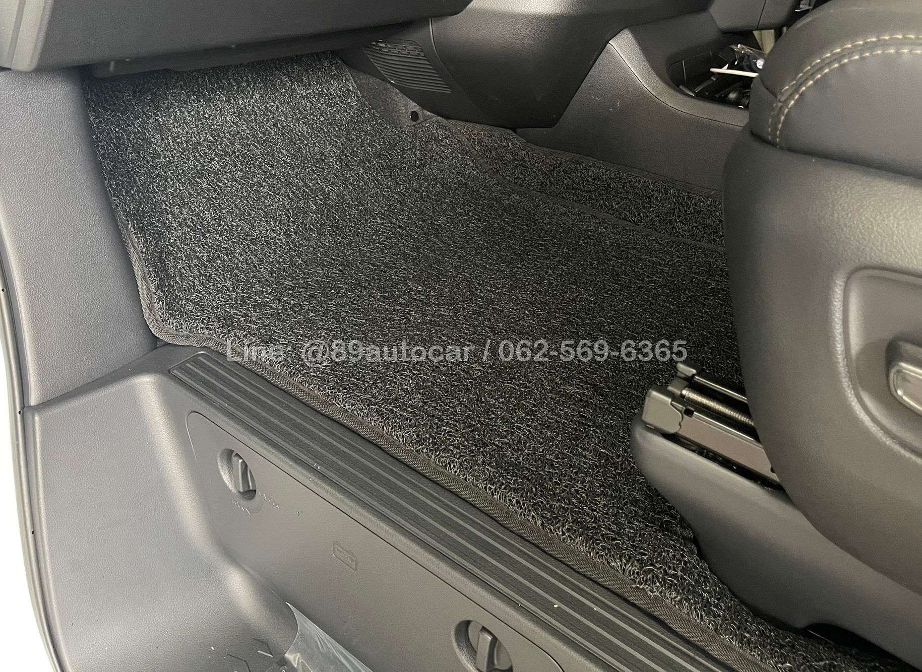 พรมดักฝุ่นรถยนต์ Toyota Majesty 2024 ปูพรมไวนิลดักฝุ่น สีดำขอบดำ