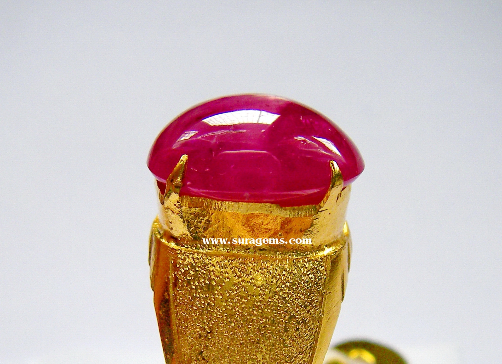 ทับทิมพม่า Ruby Burma Star 6 ขา เนื้อแก้ว สีแดงสด เลือดนกพิราบ มีติดลายในเนื้อกินบ่เสี้ยง ขนาด 14.11x10.49x4.88 mm. นน.7.64 ct.