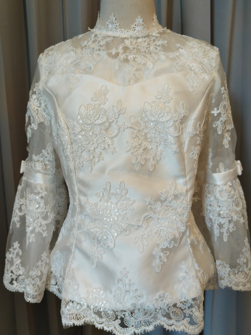 พร้อมเช่า เสื้อลูกไม้สีขาว คอปีน แขนยาวแต่งระบายคาดโบว์ ซิปหลัง (เฉพาะเสื้อ)