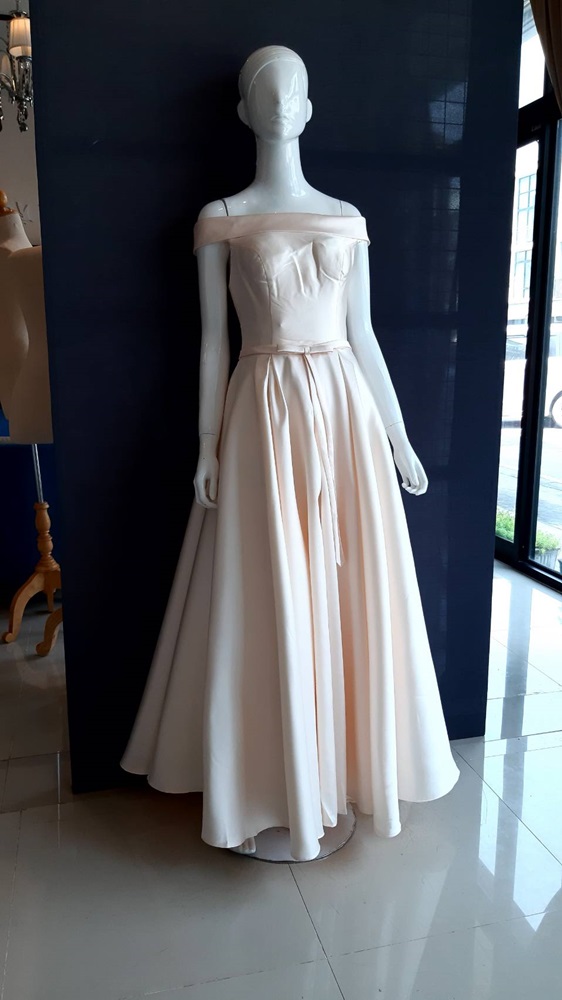 พร้อมเช่า ชุดราตรียาว แบบไหล่ปาด สไตล์วินเทจผ้าไหมดัชเชส กระโปรงทรงA แต่งโบว์2ชั้น ช่วงเอว สีครีม Champagne (เชือกผูกหลัง)