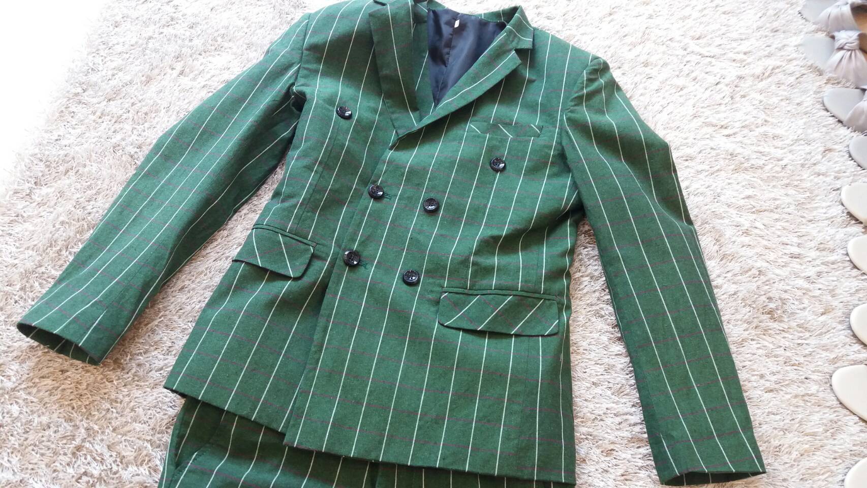 พร้อมเช่า ชุดสูทชาย สีเขียว ลายทางเก๋ๆ (พร้อมเสื้อกั๊ก)