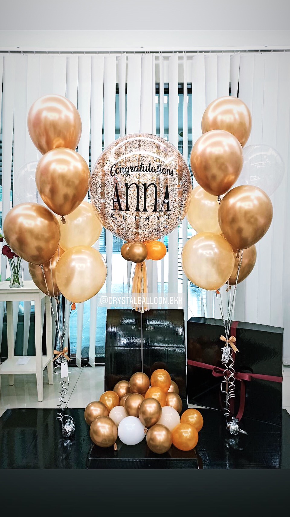 Surprise Box กล่องเซอร์ไพรส์แสดงความยินดี Bubble ขนาด 24" สีสวย เรียบหรู พร้อมตกแต่ง ช่อลูกโป่ง 2 ช่อ (ไม่รวมค่าทำกล่องดำ) สามารถเปลี่ยนสีลูกโป่ง/ข้อความได้