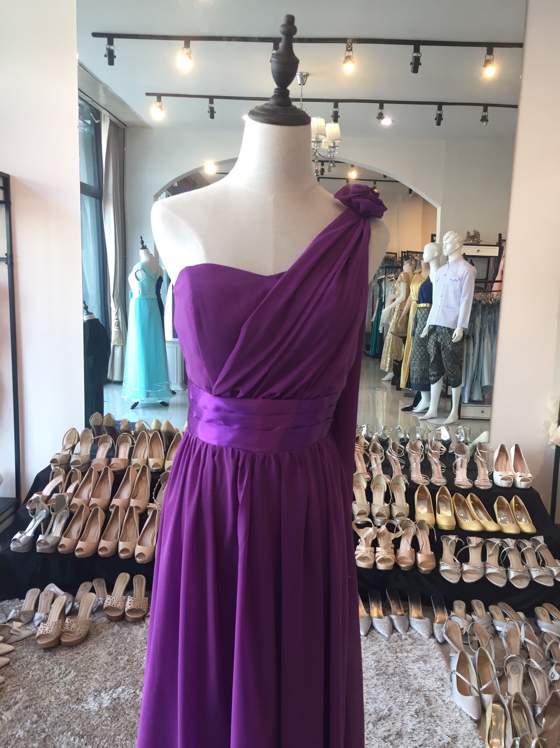 พร้อมเช่า ชุดราตรียาว เกาะอก ไหล่เดียว สี ม่วงเข้ม