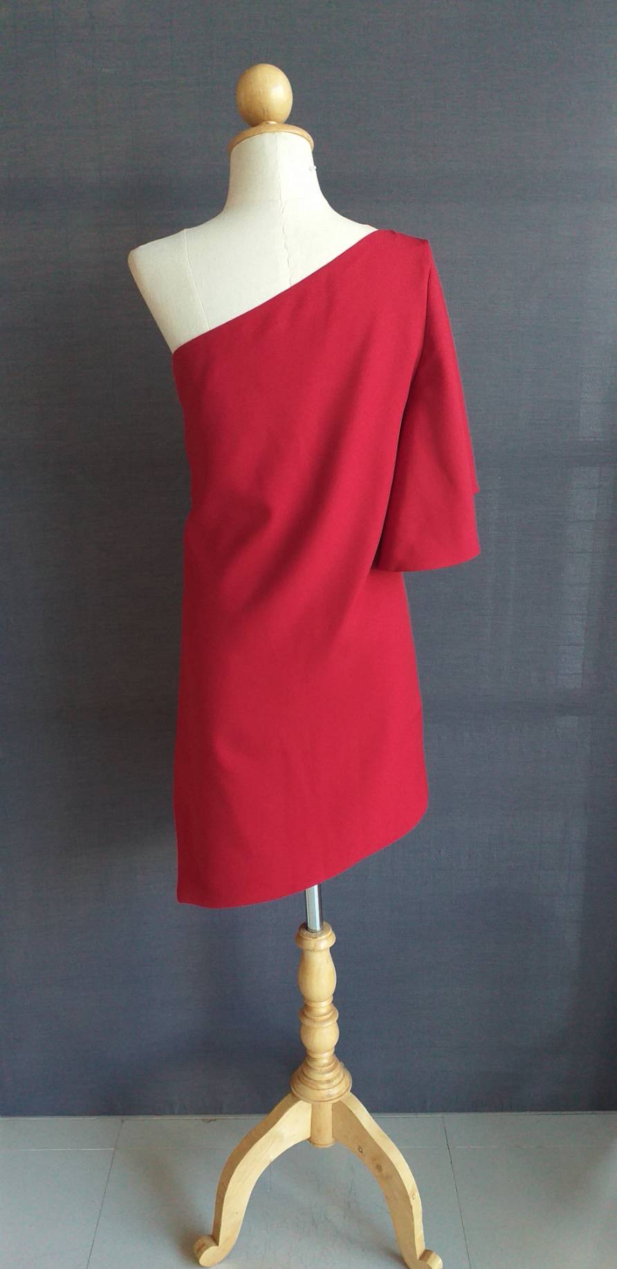 พร้อมส่ง ชุดออกงาน แบบเรียบหรู ปาดไหล่ สีแดงไวน์ ใส่ได้ทั้งงานเช้า งานเย็น (เหลือเฉพาะไซส์ S)