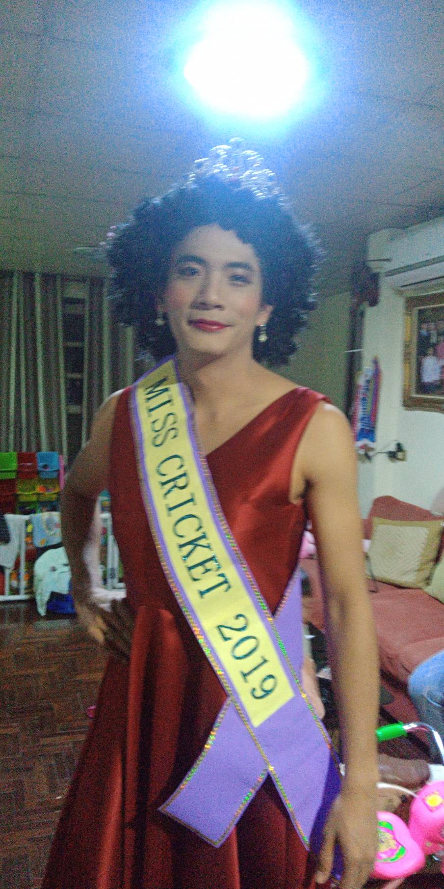 พร้อมเช่า ชุดเดรสเนื้อไหม คอวี แขนกุดจับเดรป ชายย้วย หน้าสั้นหลังยาว สีแดง