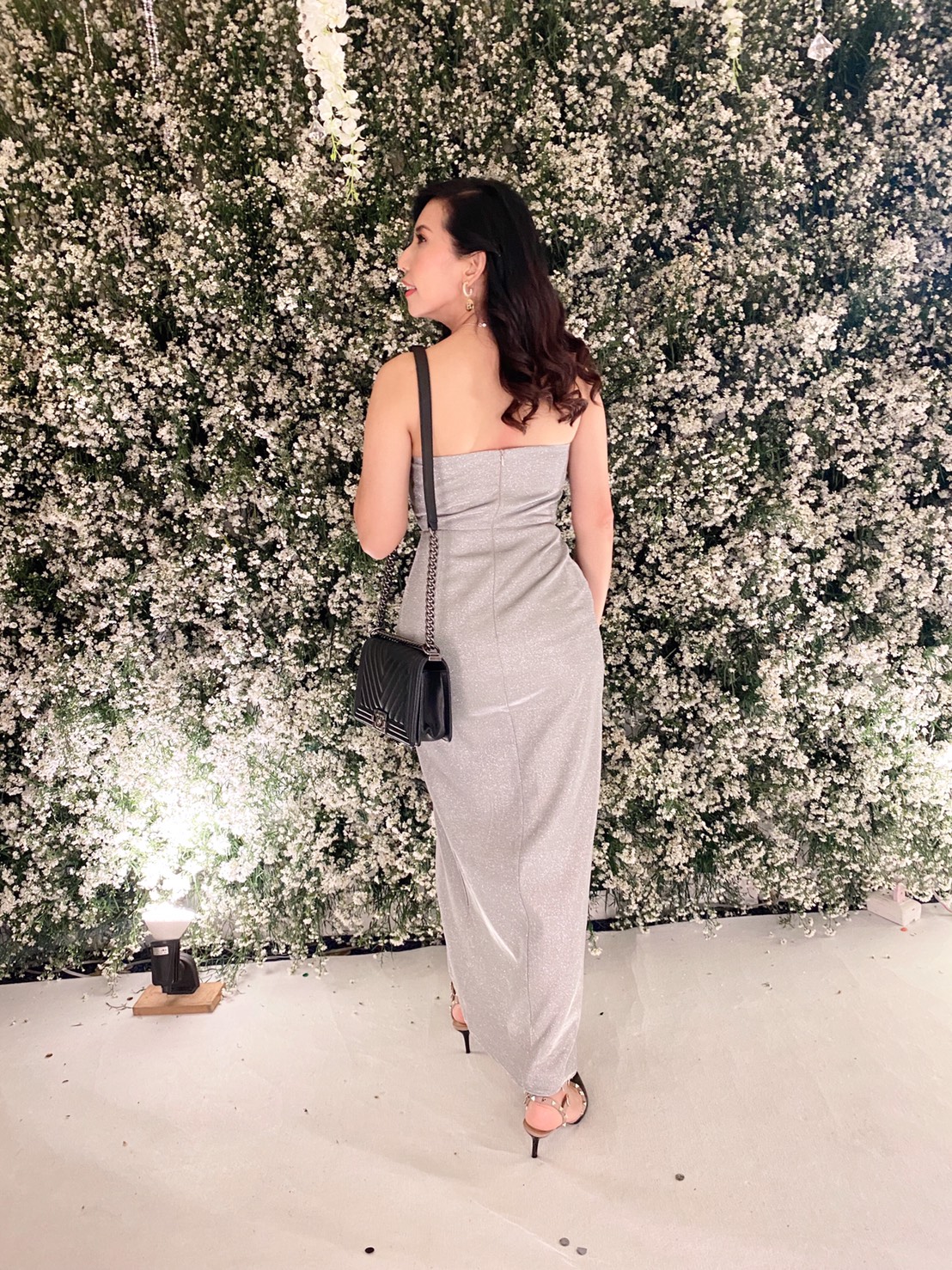 พร้อมเช่า ชุดเดรส เกาะอก ผ่าหน้าขา ผ้า Glitter สีเงิน