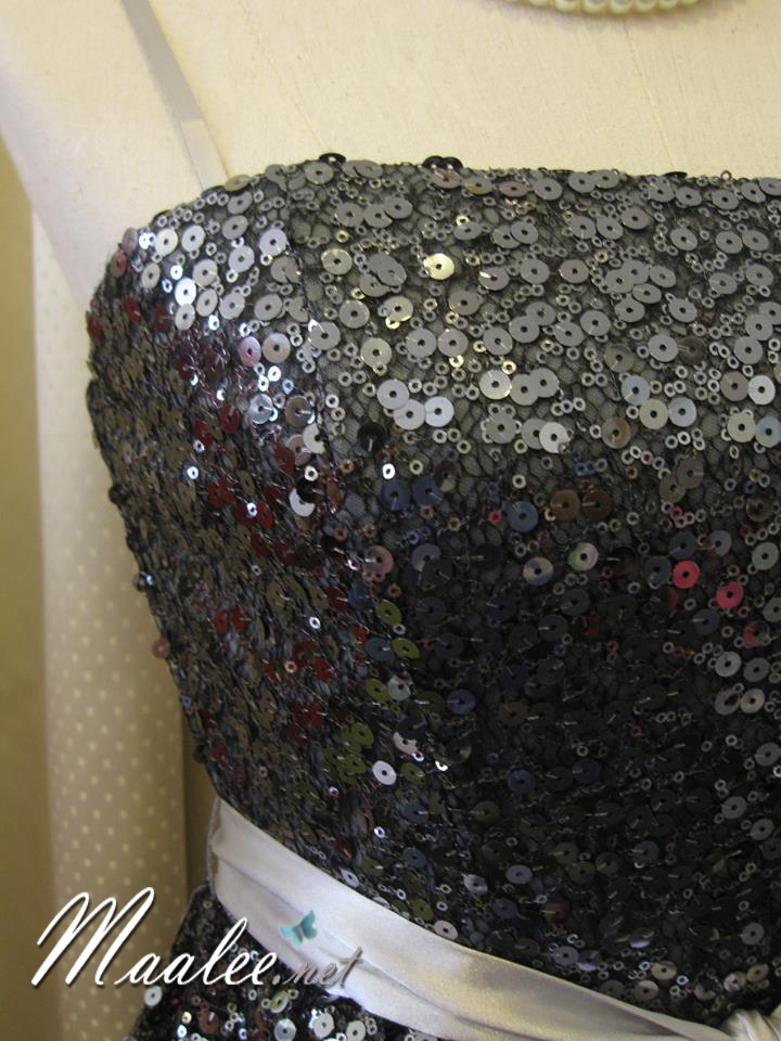 พร้อมส่ง ชุดราตรีสั้น เกาะอก/สายเดี่ยว สีดำ ปักเลื่อมทั้งตัว คาดโบว์สีเทา (ใส่ได้2แบบ )