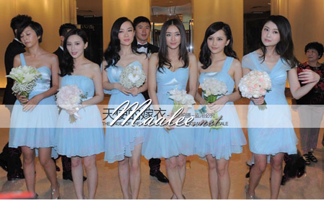 พร้อมเช่า ชุดเพื่อนเจ้าสาว ผ้าชีฟอง สีฟ้า ชุดเข้ารูปเน้น อกเเอว สะโพก แบบแขนกุกช่วยพรางต้นแขนได้