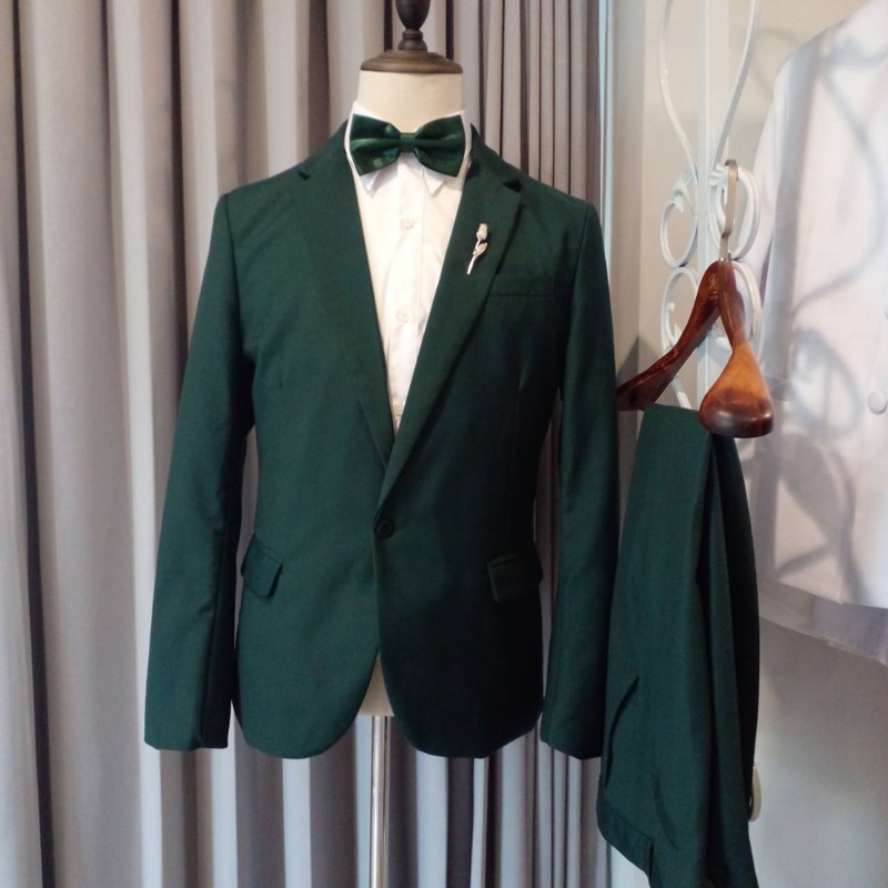 พร้อมเช่า ชุดสูทชาย สีเขียวเข้ม ทรงเข้ารูป สไตล์เกาหลี ไม่มีเสื้อกั๊ก