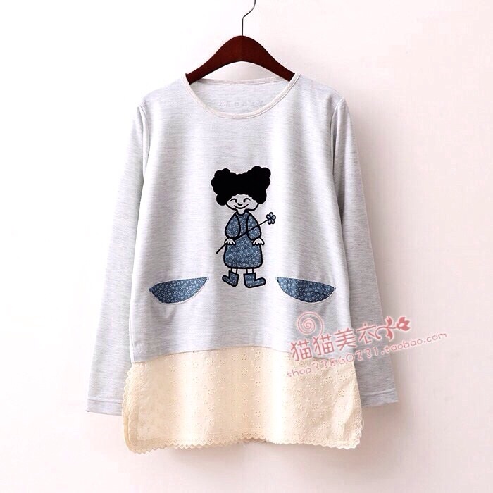 เสื้อยืดลายปักแต่งกระเป๋า