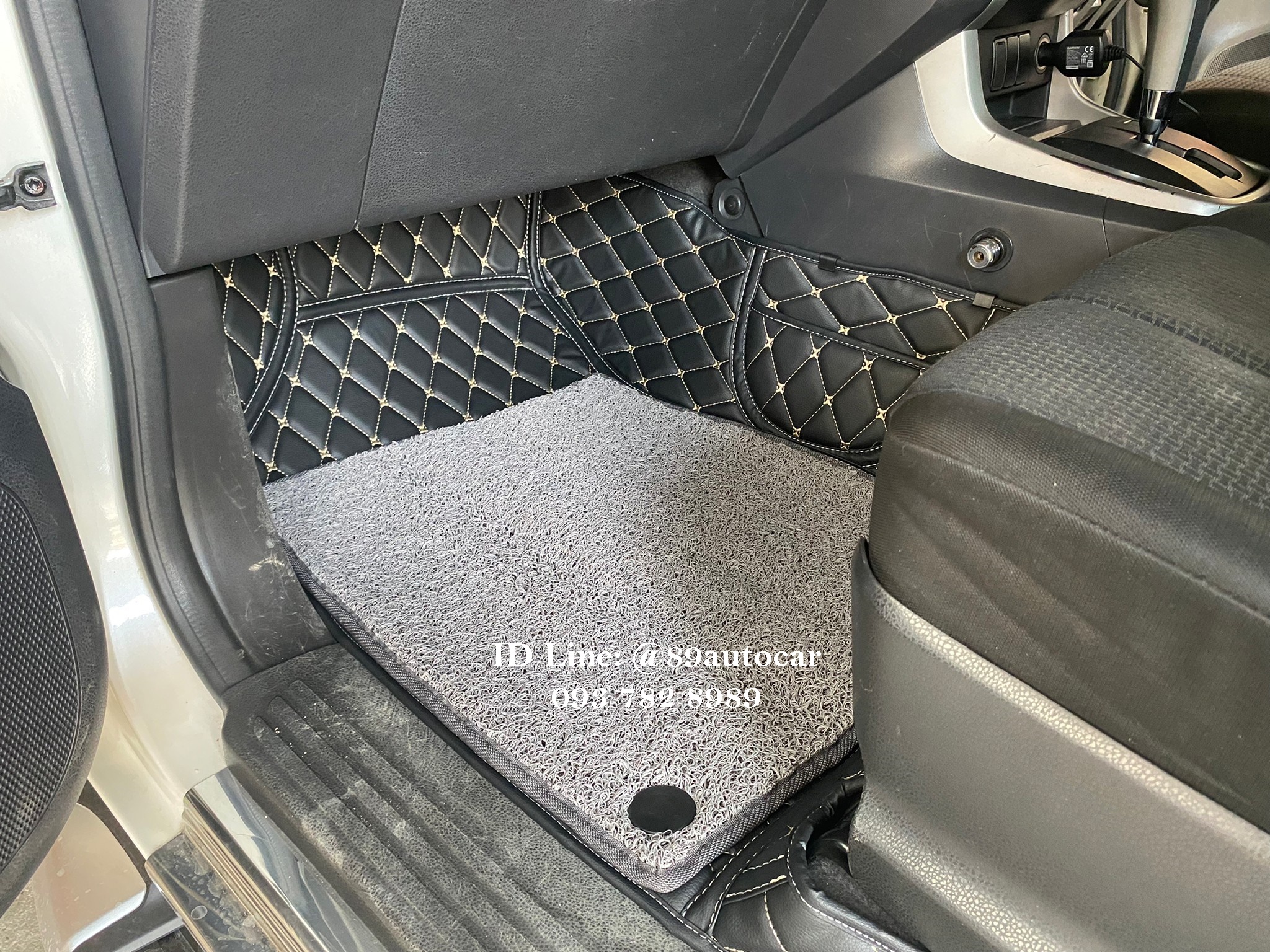 พรมรถยนต์ Isuzu D-Max 4 ประตู 2019 ปูพรม7D สีดำด้ายทอง + ไวนิลสีเทา