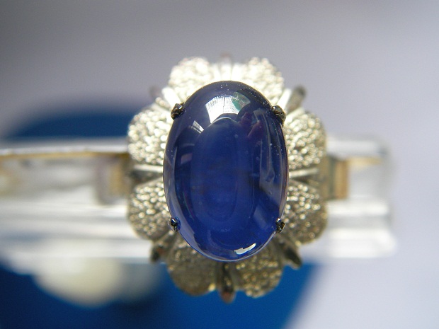 นิหร่าไพลินพม่า บ่อม๊กก๊ก เปลี่ยนสีได้เมื่อโดนแสงต่างระดับ น้ำเงิน-ม่วง ทรงนูนกองข้าว สวยมาก ขนาด 6.5x9.2x3.5 mm. นน. 2.45 ct. ราคาโทรถาม