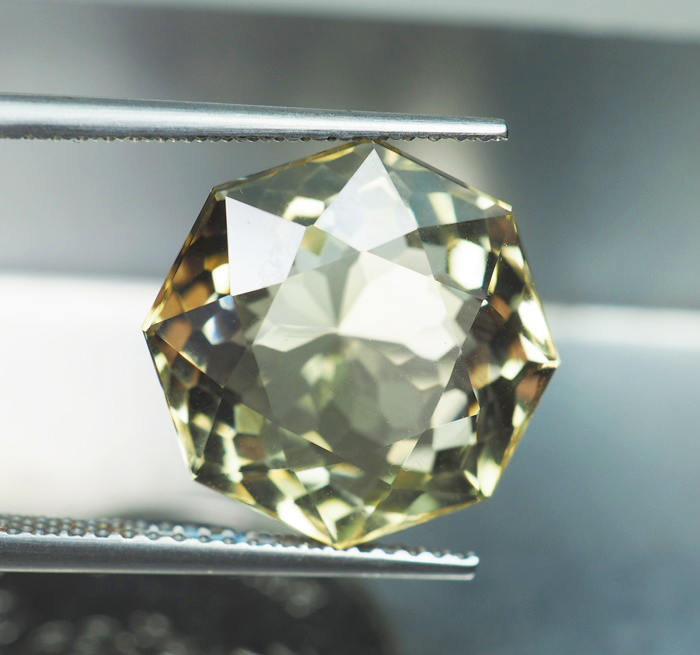 พลอยซิทรินสีเหลือง 9 กะรัตทรงแปดเหลี่ยม