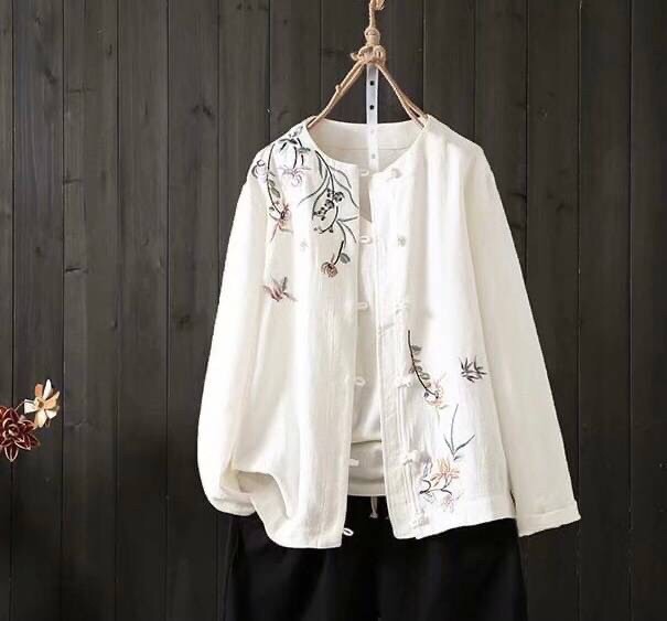 เสื้อผ้าฝ้ายลายปักแต่งกระดุมปม