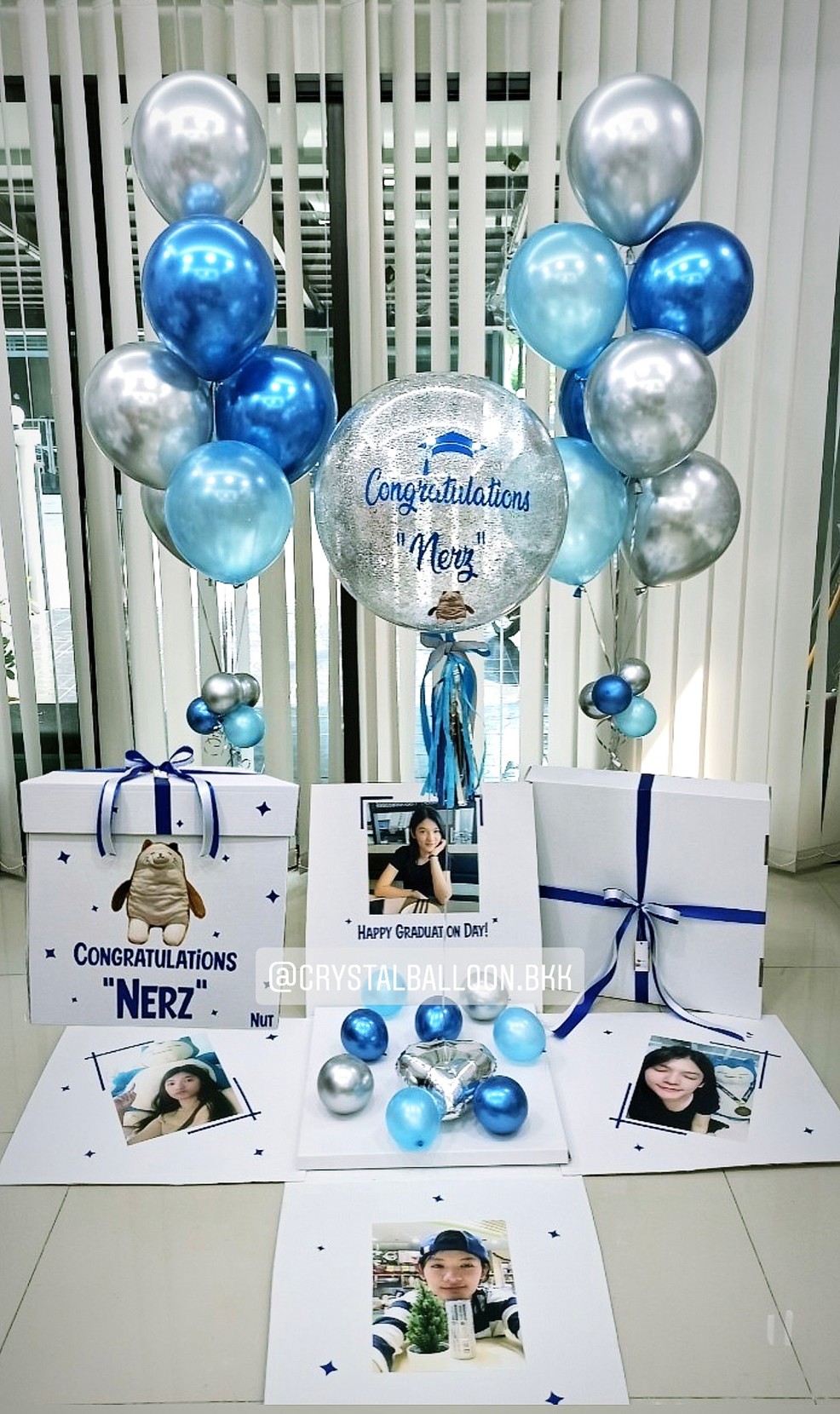 ลูกโป่ง รับปริญญา แบบกล่อง Bubble ขนาด 24" Theme สีฟ้า พร้อม ช่อลูกโป่ง ช่อ 7 ลูก 2 ช่อ พร้อมตกเเต่ง สามารถใส่รูป ได้ 4 ใบ สามารถเปลี่ยนสีลูกโป่ง/เปลี่ยนข้อความ/เปลี่ยนรูปหน้ากล่องได้