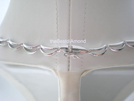 สินค้าหมด==NL016RDสร้อย11 flowers ดีไซน์สวยสุดๆ หรูหรามากๆ งานเรียบร้อยมาก ดอกไม้ 11 ดอก เรียงกันไป รับรองใส่ออกงานเด่นไม่แพ้ใคร ใส่ติดคอเลย เพชรวิ๊งๆ