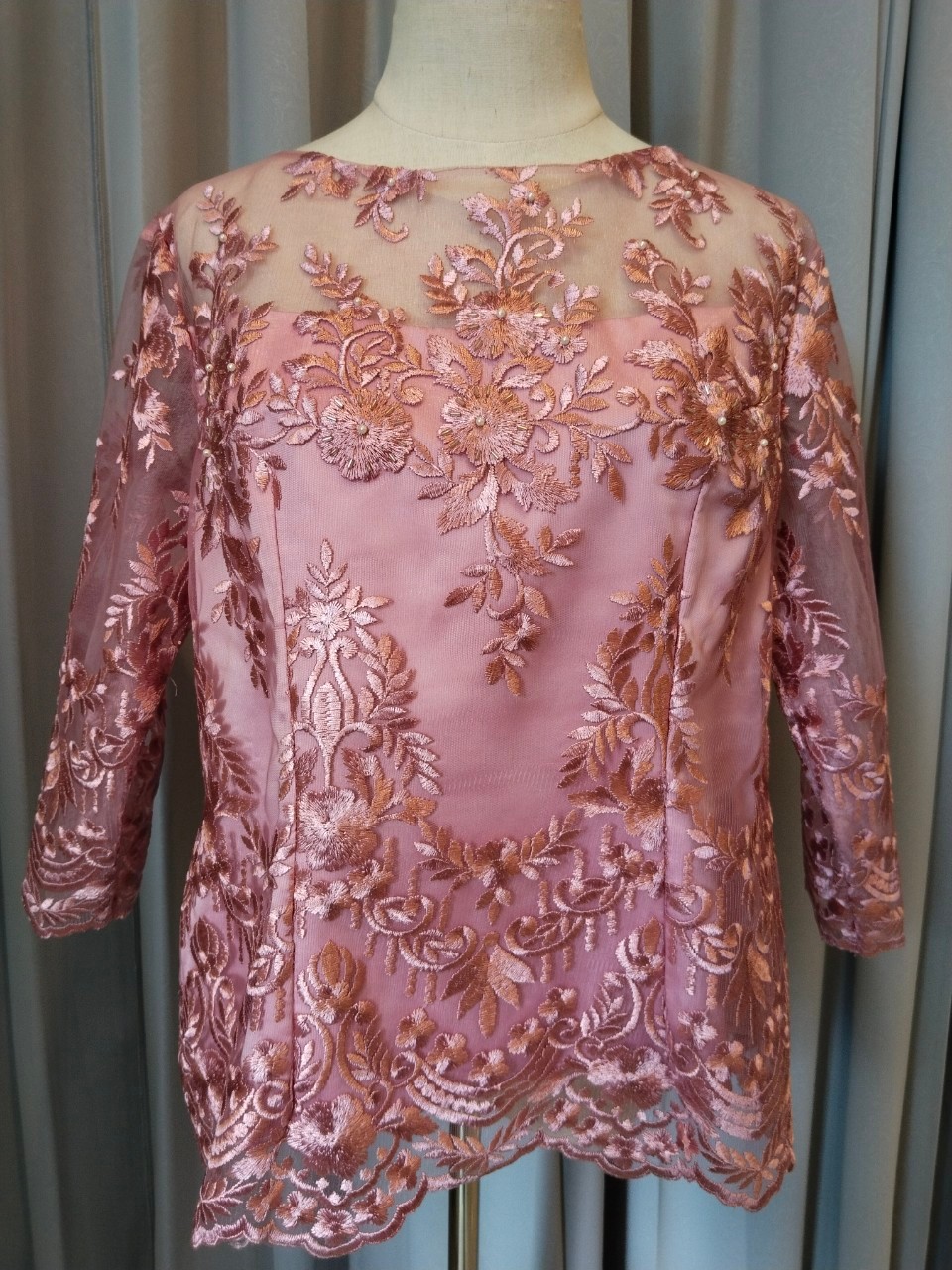 พร้อมเช่า เสื้อลูกไม้สีชมพูกลีบบัว แขนสี่ส่วน ซิปหลัง (เฉพาะเสื้อ)